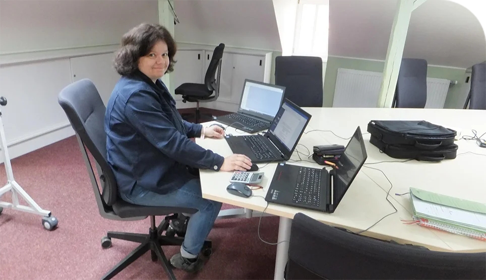 Person bei der Umschulung im Buchhaltungskurs