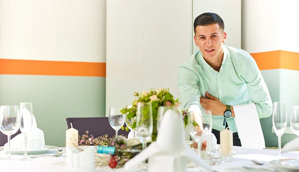 Junger Mann bei der Qualifikation in der Gastronomie Fortbildung
